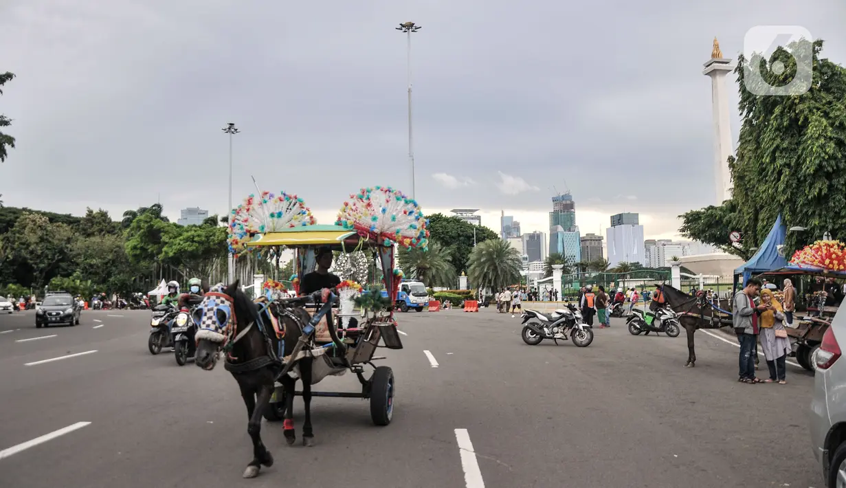 Kusir delman berkeliling kawasan Monumen Nasional (Monas), Jakarta Pusat, Minggu (8/1/2023). Pemkot Jakarta Pusat berencana melarang delman beroperasi di kawasan Monas karena kotoran kuda yang berceceran di jalan dinilai menimbulkan bau tak sedap. Plt Wakil Wali Kota Administrasi Jakarta Pusat Iqbal mengatakan pihaknya bakal membentuk gugus tugas merealisasikan kebijakan tersebut. (merdeka.com/Iqbal S. Nugroho)