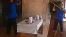 Petugas membersihkan dinding Masjid Istiqlal, Jakarta, Selasa (8/5). Kegiatan ini dalam rangka menyambut bulan suci Ramadan yang akan segera tiba. (Merdeka.com/Imam Buhori)