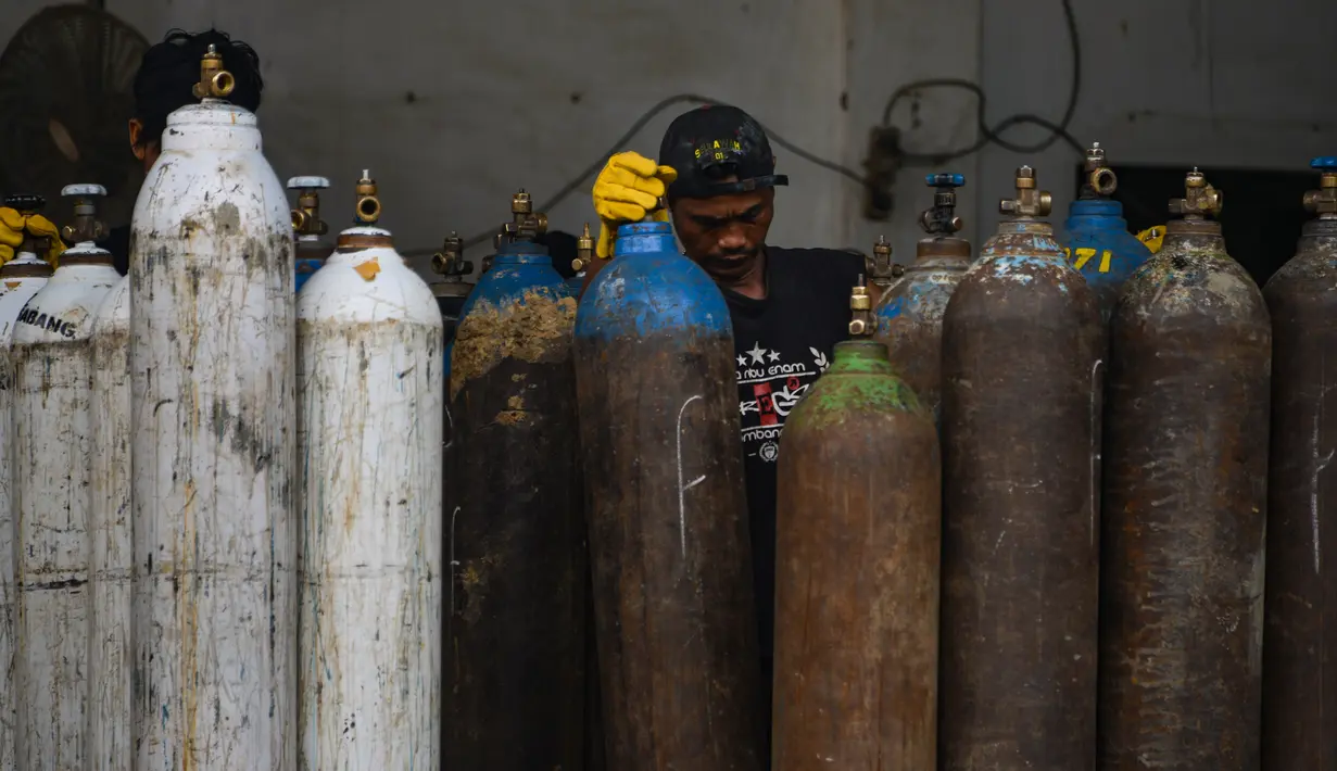 Pekerja mengisi ulang tabung oksigen (o2) untuk kebutuhan medis di tempat pengisian ulang di Banda Aceh, Selasa (24/9/2019). Menurut pemilik usaha, permintaan tabung oksigen mengalami peningkatan sehubungan menebalnya kabut asap di sejumlah daerah di Provinsi Aceh. (CHAIDEER MAHYUDDIN / AFP)