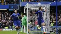 Marcos Alonso (kanan) mencetak gol pertama Chelsea ke gawang Arsenal pada pekan ke-24 Liga Inggris di Stamford Bridge, Sabtu (4/2/2017) malam WIB. Chelsea menang 2-0. (AP Photo/Frank Augstein)