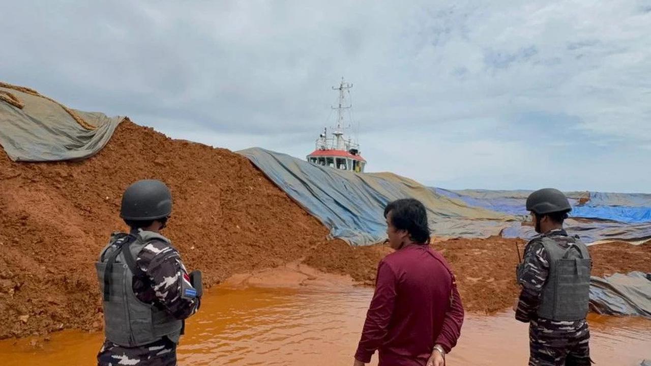 FOTO: KRI Pari-849 Amankan Kapal Pengangkut Ore Nikel Ilegal di Perairan Sulawesi Tenggara