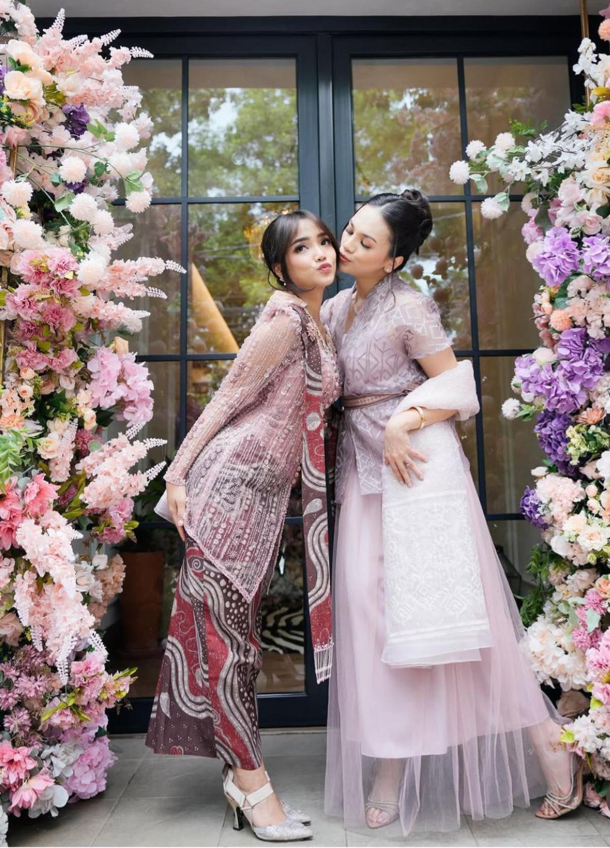 Gaya Elegan Fuji di Acara Tunangan Frans Faisal dan Indah, Kebaya Ungu Jadi Sorotan