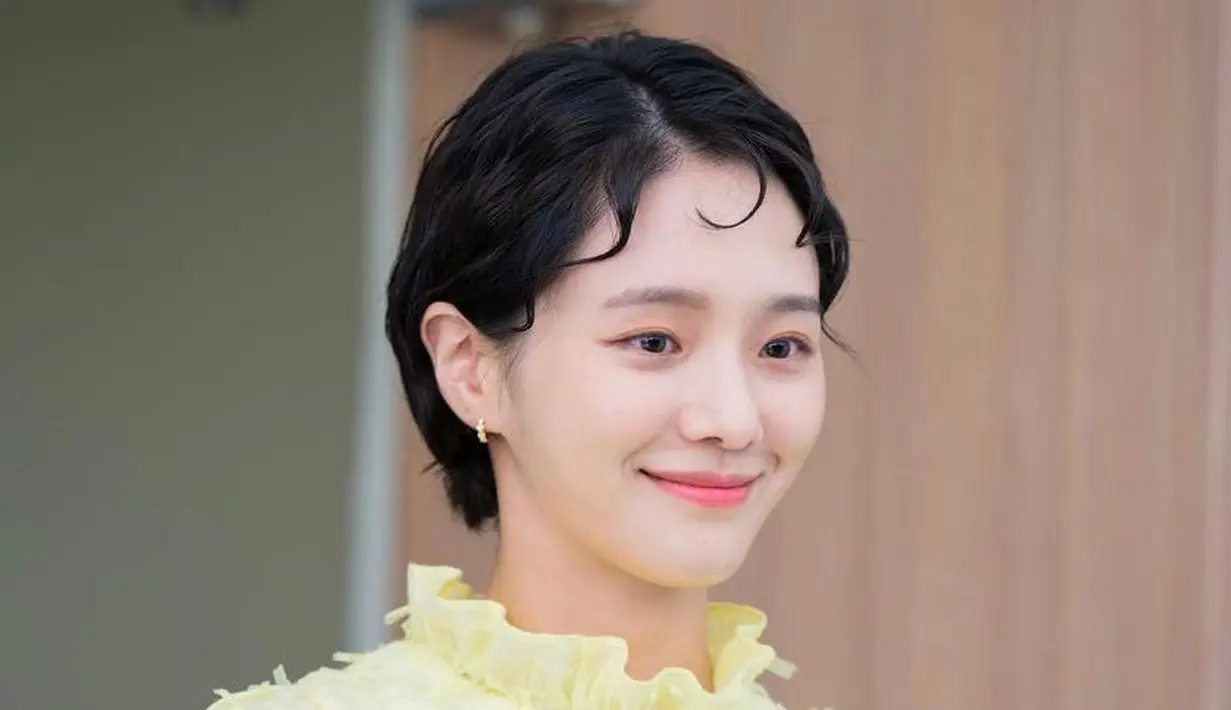 Park Gyu Young tampil dengan gaya pixie cut look dan tambahan wavy pada dahi saat memerankan Kim Da Li di Dairi and Cocky Prince!. (Instagram/kbsdrama).