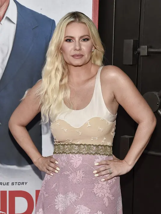 <p>Elisha Cuthbert tiba pada pemutaran perdana film 'Bandit' di Harmony Gold, Los Angeles, Amerika Serikat, 21 September 2022. Elisha melangkah keluar mengenakan sepasang sepatu hak krem sambil menjaga aksesorinya seminimal mungkin. (Rodin Eckenroth/Getty Images/AFP)</p>