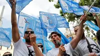 Demonstran memprotes skandal mafia dalam ujian sipir penjara Italia (Reuters)