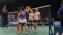 Pebulu Tangkis Indonesia, Nitya Krishinda M dan Greysia Polii bersalaman dengan pebulu tangkis Eva LEE dan Paula Lynn usai bertanding di BCA Indonesia Open Superseries Premier 2015 di Jakarta, Selasa (3/6/2015). (Liputan6.com/Herman Zakharia)