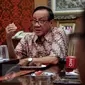 Politisi Senior Partai Golkar, Akbar Tandjung saat menerima petisi dari kader muda Partai Golkar dan sejumlah aktivis saat menggelar silaturahmi di kediamannya, Jakarta, Kamis (11/5). (Liputan6.com/Johan Tallo) 