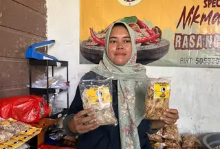 Owner Maminom Snack, Rena Regina (35)