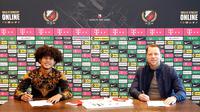 Bagus Kahfi mengenakan batik saat menandatangani kontrak bersama FC Utrecht. (Doc FC Utrecht).