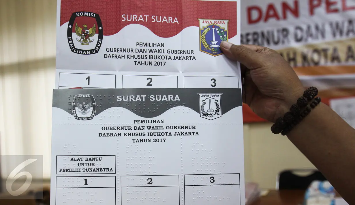 Petugas KPU menunjukan surat suara untuk pemilih tunanetra dengan huruf braile di Kantor KPU, Kebon Jeruk, Jakarta, Kamis (2/2). (Liputan6.com/Yoppy Renato)