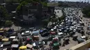 Kemacetan lalu lintas di jalan setelah pemerintah melonggarkan penguncian nasional (lockdown) di Karachi, Senin (18/5/2020). Pelonggaran dilakukan kendati Pakistan mengalami kenaikan jumlah orang yang terinfeksi virus corona sejak lockdown diberlakukan. (Asif HASSAN/AFP)