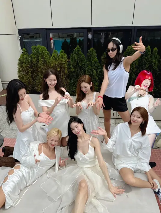 Masing-masing menuliskan caption manis di unggahan mereka. Seohyun sebagai anggota termuda punya ide mengedit Sunny yang tidak hadir agar bisa berada di foto bareng mereka. Ia menuliskan, "Tolong pahami pengeditan yang tidak kompeten, hehe. Soonkyu unnie selalu bersama kami di hati kami." (Liputan6.com/IG/@515sunnyday)
