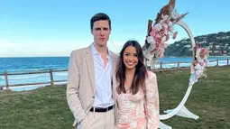 Potret Annisa Rawles dan Nick Hugh hadiri pernikahan sahabatanya di Palm Beach, Sydney, Australia tahun 2022. Didoakan segera menyusul, tak disangka 2 tahun kemudian tepatnya Maret 2024, Annisa dan Nick resmi mengikat janji suci. Kakak Amanda Rawles ini tampil anggun nan simpel dengan floral dress, sementara Nick Hugh gagah dengan setelah jas warna krem. (Liputan6.com/IG/@annisarawles)