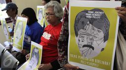 Poster yang dibawa Komite Aksi Solidaritas Untuk Munir (Kasum) saat sidang pembacaan putusan di PTUN Jakarta Timur, Rabu (29/7). Majelis hakim menolak gugatan yang diajukan LBH Jakarta atas pembebasan bersyarat Pollycarpus. (Liputan6.com/Helmi Afandi)