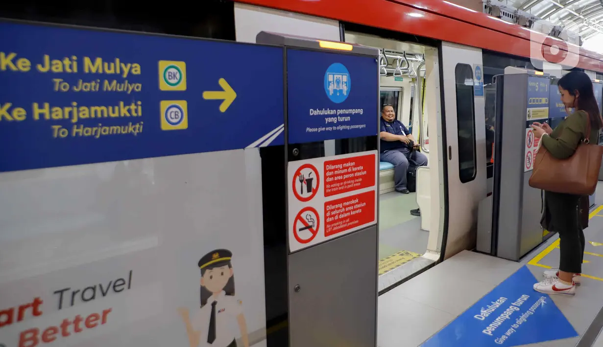 Calon penumpang bersiap menaiki rangkaian kereta Light Rail Transit (LRT) Jabodebek di Stasiun Dukuh Atas, Jakarta, Rabu (9/10/2024). (Liputan6.com/Herman Zakharia)