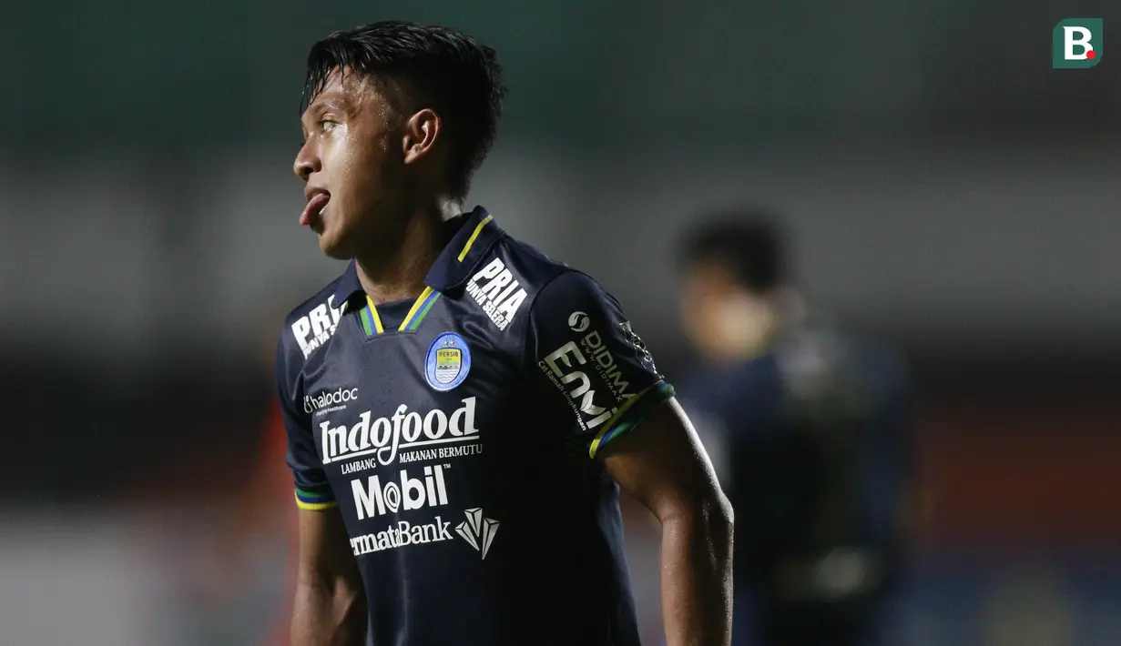 Gelandang Persib Bandung, Febri Hariyadi saat melawan Persiraja Banda Aceh dalam laga matchday ke-3 Grup D Piala Menpora 2021 di Stadion Maguwoharjo, Sleman, Jumat (2/4/2021). Persib menang 2-1 atas Persiraja. (Bola.com/M Iqbal Ichsan)