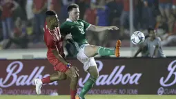 Pemain Irlandia Utara, Corry Evans (kanan) menghalau bola dari kejaran pemain Panama, Anibal Godoy pada laga uji coba di Panama City, (29/5/2018). Panama dan Irlandia Utara bermain imbang 0-0. (AP/Arnulfo Franco)