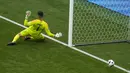 Kiper Timnas Belgia, Koen Casteels kebobolan lewat gol striker Timnas Slovakia, Ivan Schranz pada laga Grup E Euro 2024 di Waldstadion, Frankfurt, Jerman, Senin (17/6/2024). (AP Photo/Themba Hadebe)