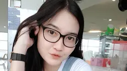 Meski telah menjadi penyanyi dangdut terkenal, Nella Kharisma tetap tampil sederhana tiap harinya. Nella bahkan tetap percaya diri tampil tanpa makeup dipermanis dengan kacamata andalannya. (Liputan6.com/IG/@nellakharisma)
