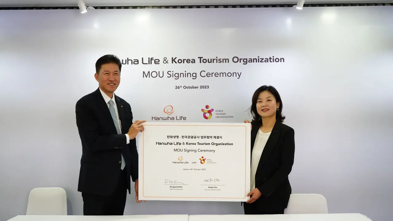 Kerja sama Hanwha Life dan KTO. Chief of Global Business Officer Hanwha Life Korea Kim Dong Wook (kiri) bersama Executive Director of Hallyu (Korean Wave) Contents Department KTO Cho Hee Jin (kanan). (Dok Hanwha)
