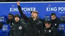 Pelatih Manchester City, Pep Guardiola, memberikan instruksi saat melawan Leicester pada laga Piala Liga di Stadion King Power, Leicester, Selasa (18/12). Leicester kalah adu penalti dari City. (AFP/Lindsey Parnaby)