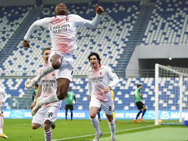 Penyerang AC Milan, Rafael Leao, melakukan selebrasi usai mencetak gol ke gawang Sassuolo pada laga Liga Italia di Stadion Mapei, Minggu (20/12/2020). AC Milan menang dengan skor 2-1. (Spada/LaPresse via AP)