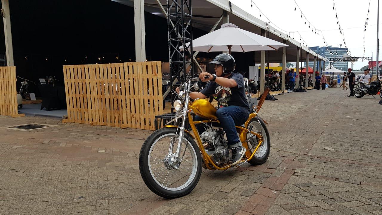 Mencoba replika motor kustom Jokowi di IIMS 2019 (Ist)