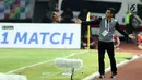 Pelatih Arema FC, Joko Susilo memberi arahan saat melawan Bhayangkara FC pada lanjutan Liga 1 Indonesia di Stadion Patriot Candrabhaga, Bekasi, Jumat (4/8). Bhayangkara FC unggul 2-1. (Liputan6.com/Helmi Fithriansyah)