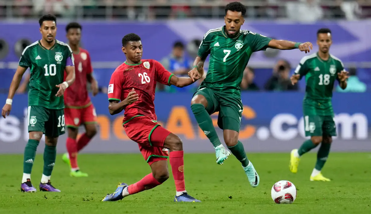 Timnas Arab Saudi meraih kemenangan dramatis 2-1 atas Oman dalam pertandingan Grup F Piala Asia 2023. Pertandingan ini menjadi sorotan karena gol kemenangan yang tercipta pada menit-menit akhir dari Ali Al Bulayahi. (AP Photo/Aijaz Rahi)