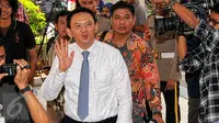 Gubernur DKI Jakarta, Basuki Tjahaja Purnama tiba di Bareskrim Mabes Polri, Jakarta, Rabu (29/7). Ahok diperiksa sebagai saksi terkait dugaan korupsi pengadaan UPS untuk tersangka Alex Usman dan Zaenal Soleman. (Liputan6.com/Yoppy Renato)