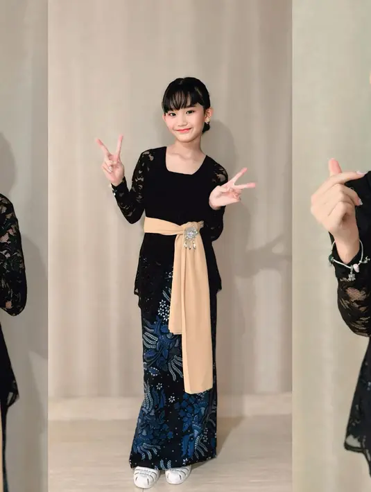 Meski kenakan busana adat, Bilqis tetap tampil kekinian khas Gen Z dengan sandal berwarna putih [@ayutingting92]