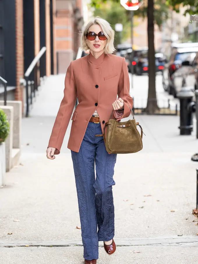 Potret Naomi Watts Tertangkap Kamera  Bergaya Chic di New York dengan Tas Tory Burch yang Belum Dirilis