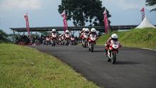 Para pembalap Astra Honda Racing School (AHRS) yang sedang berpacu di lintasan Sirkuit Bukit Peusar, Tasikmalaya dalam ajang Astra Honda Dream Cup (AHDC) 2026 yang digelar pada Minggu (24/5/2026). (Dok. AHM)