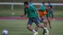 Pemain Timnas Indonesia U-22. Evan Dimas, berhasil melewati Ezra Walian saat latihan di Stadion UKM, Selangor, Senin (14/8/2017). Ini merupakan latihan terakhir jelang laga SEA Games melawan Thailand. (Bola.com/Vitalis Yogi Trisna)