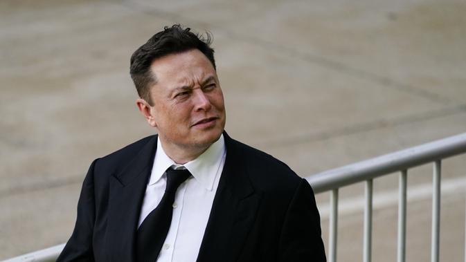 Elon Musk berjalan dari pusat peradilan di Wilmington, Delaware, Amerika Serikat, Senin (12/7/2021). CEO Tesla tersebut menjadi saksi pertama dalam persidangan terkait masalah akuisisi SolarCity. (AP Photo/Matt Rourke)
