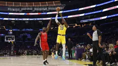 Pebasket Los Angeles Lakers, LeBron James melakukan lemparan three poin dibayangi pebasket New Orleans Pelicans, Zion Williamson untuk mencetak 50.002 poin dalam sejarah NBA di Crypto Arena, Los Angeles, Rabu (05/03/2025) pagi WIB. (AFP/Getty Images/Ronald Martinez)