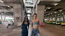 Masih dengan busana minimalis, Erika padukan sneakers yang sama dengan croptop dari Diesel dan ripped jeans. Ia nampak jinjing Saddle Bag Dior warna cokelat yang kontras [@eri.carl]