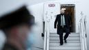 Perdana Menteri Inggris Boris Johnson turun dari pesawat saat ia tiba di Kyiv, Ukraina, Selasa (1/2/2022).  Johnson dijadwalkan bertemu dengan Presiden Ukraina Volodymyr Zelenskyy di tengah meningkatnya ketegangan dengan Rusia. (Peter Nicholls/Pool Photo via AP)