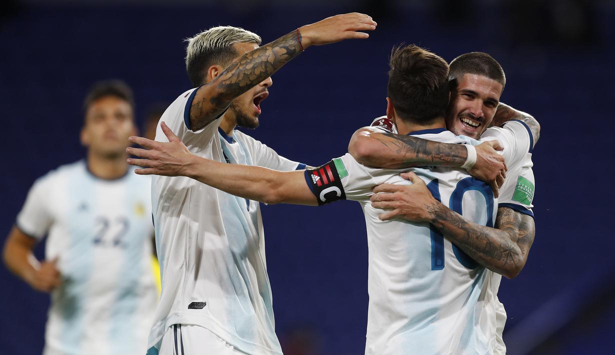 Pemain Argentina merayakan gol yang dicetak Lionel Messi ke gawang Ekuador pada laga kualifikasi Piala Dunia 2022 di Stadion Bombonera, Jumat (9/10/2020) pagi WIB. Argentina menang 1-0 atas Ekuador. (AFP/Agustin Marcarian/pool)