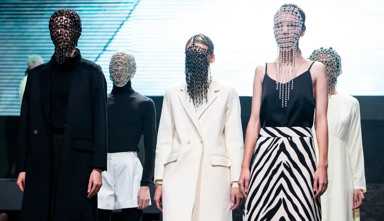 Para model menampilkan kreasi busana dalam kompetisi perancang busana muda Couture Fashion Show di Moskow, Rusia, pada 24 September 2020. Lebih dari 30 perancang busana berpartisipasi dalam kompetisi tersebut. (Xinhua/Alexander Zemlianichenko Jr.)