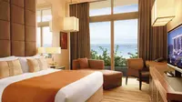 Tidur di kamar hotel kadang membuat Anda lebih nyenyak dibandingkan di kamar sendiri. Padahal, kamar Anda pun bisa disulap senyaman hotel.