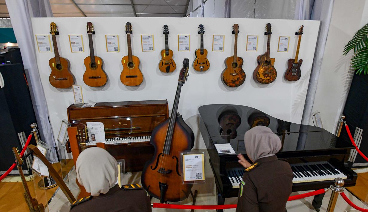 Deretan alat musik yang akan dilelang terbuka dipamerkan pada acara Badan Pemulihan Aset (BPA) Kejaksaan Agung Fair 2026 di Jakarta, Kamis (21/5/2026). (merdeka.com/Arie Basuki)