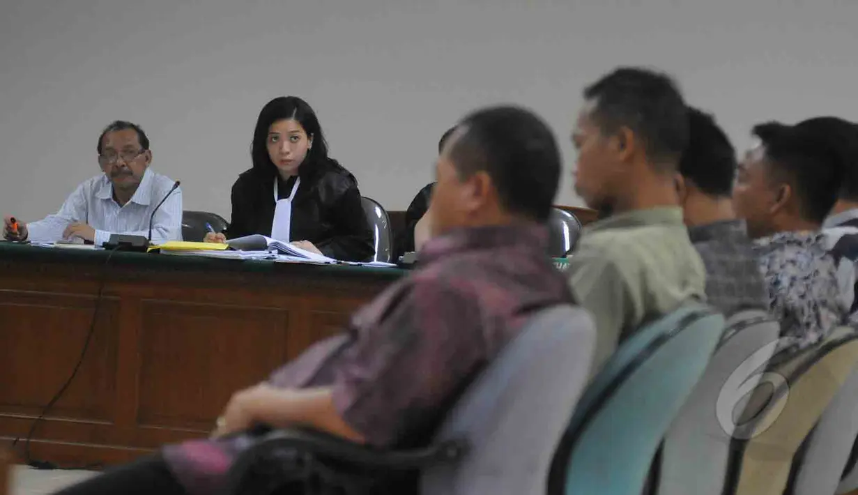 Terdakwa suap kasus korupsi Bupati Bangkalan Fuad Amin yang juga Direktur PT Media Karya Sentosa, Antonius Bambang Djatmiko (kiri) menyimak keterangan saksi dalam sidang lanjutan di Pengadilan Tipikor, Kamis (19/3/2015). (Liputan6.com/Herman Zakharia)