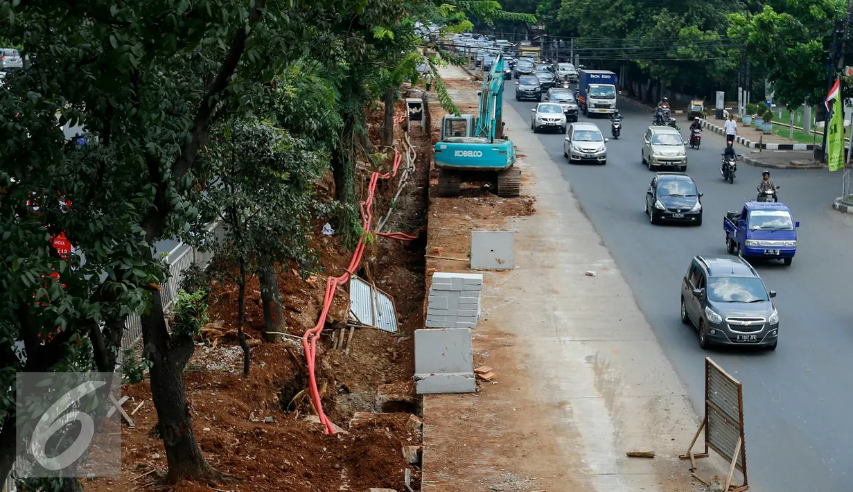 Sebuah alat berat saat melakukan proses pembangunan jalan di Jakarta, Senin (23/11). Dinas Bina Marga memberikan dua pilihan yang harus dilakukan pengembang, yakni mengganti sesuai standar atau aset yang dicatat nilainya. (Liputan6.com/Yoppy Renato)