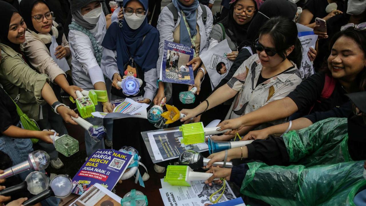 FOTO: Aksi Fans K-Pop Ramai-Ramai Geruduk Istana, Tolak PPN 12 Persen yang Bikin Tiket Konser Naik