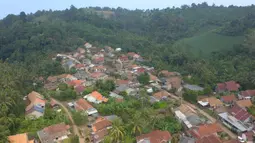 Setelah melewati jalan berbukit dan berliku sambil dimanjakan hamparan perkebunan, pengunjung akan langsung disambut hamparan pasir putih di Pantai Minang Rua, Desa Kelawi. Bisa dikatakan pantai satu ini termasuk surga tersembunyi alias hidden gem dalam bahasa anak muda sekarang. Pantai Minang Rua memang menjadi primadona para wisatawan bila hendak berkunjung di Desa Kelawi. Selain keramahan warga Desa Kelawi, sepanjang bibir pantai juga memiliki pasir putih yang dijaga penuh kebersihannya. (Foto: Dok BRI)