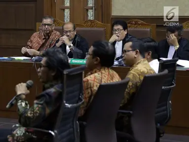 Terdakwa kasus dugaan suap proyek PLTU Riau-1 yang juga mantan Dirut PLN, Sofyan Basir (kiri) menyimak keterangan saksi saat menjalani sidang lanjutan di Pengadilan Tipikor, Jakarta, Senin (15/7/2019). Sidang beragendakan mendengar keterangan saksi-saksi. (Liputan6.com/Helmi Fithriansyah)