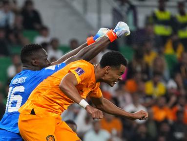Sebagai tim unggulan di Grup A, Belanda harus bersusah payah memetik tiga poin penuh di laga perdana Grup A menghadapi Senegal yang tidak diperkuat Sadio Mane, Senin (21/11/2022) malam WIB di Al Thumama Stadium, Doha, Qatar. Belanda baru berhasil memastikan kemenangan pada lima menit akhir pertandingan lewat dua gol Cody Gakpo dan Davy Klaassen. (AP/Petr David Josek)