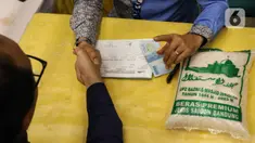 Petugas amil zakat melayani warga yang membayar zakat fitrah di Masjid Istiqlal, Jakarta, Selasa (18/4/2023). (Liputan6.com/Herman Zakharia)