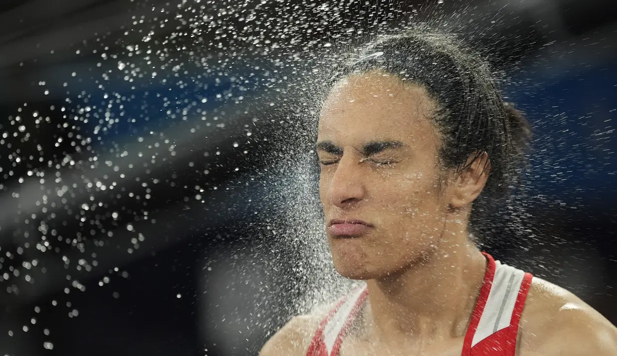Imane Khelif menjadi petinju putri pertama asal Aljazair yang meraih medali emas Olimpiade. (AP Photo/Ariana Cubillos)